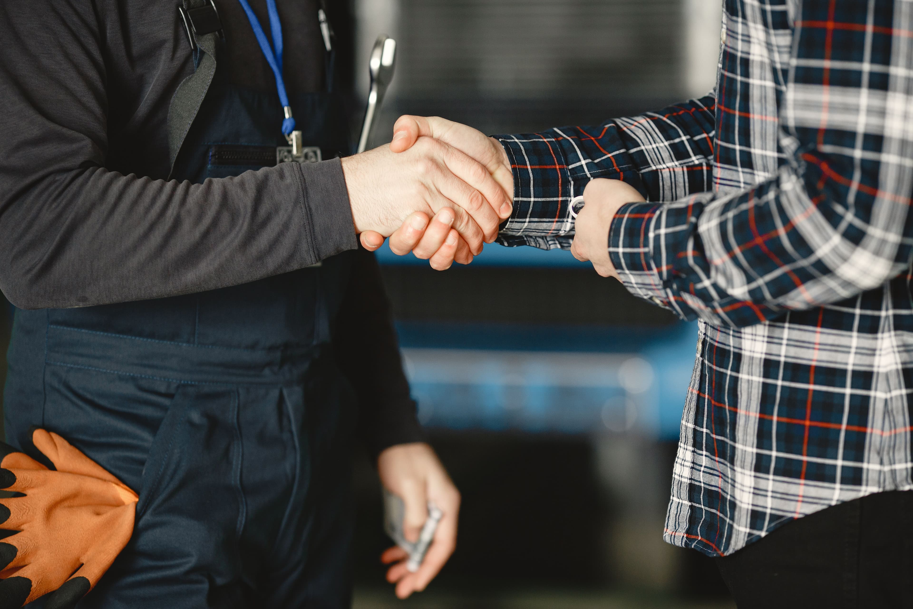 Vakmensen die een handdruk geven als teken van een geslaagde samenwerking